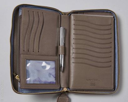 LANCEL
ORGANISEUR en cuir taupe comprenant...