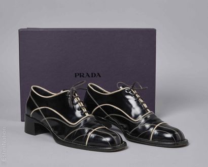 PRADA VINTAGE
PAIRE DE SOULIERS en veau glacé...
