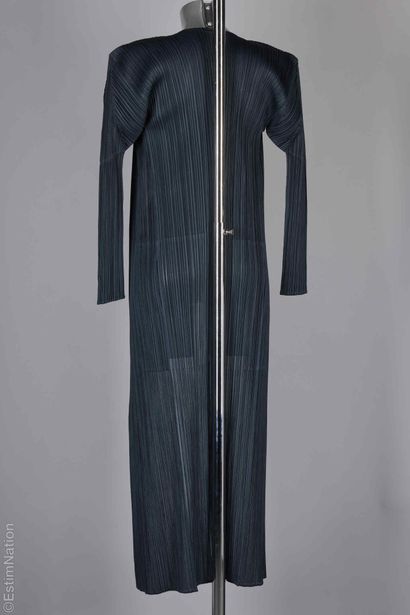 PLEATS PLEASE ISSEY MIYAKE
Permanent pleated...