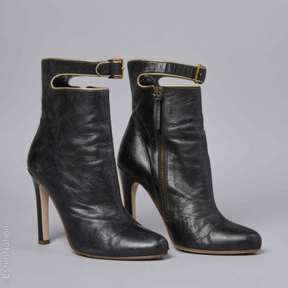 MIU MIU
PAIRE DE BOTTINES en cuir noir et...