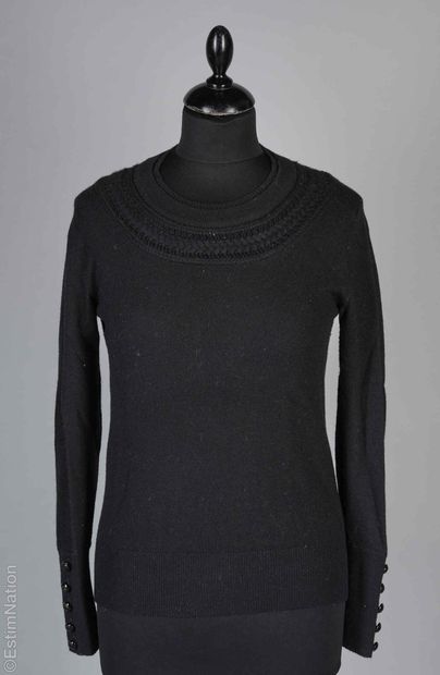 BURBERRY
DEUX PULLS en tricot cachemire à...