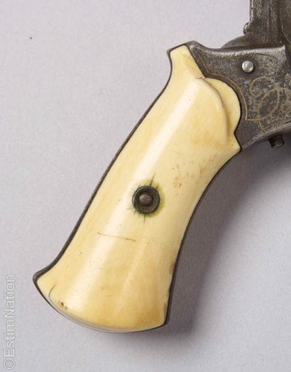 REVOLVER circa 1870
Revolver à broche, six...