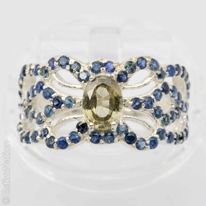 SAPPHIRE RING
A 925/°° silver ring featuring...