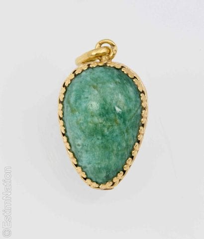 YELLOW GOLD AND GREEN AVENTURINE EARRING...