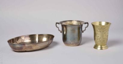 TABLEWARE - SILVER PLATED METAL
Set includes:
-...