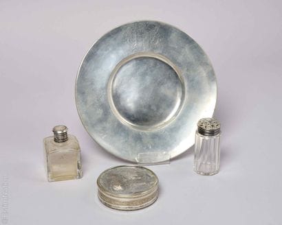 SILVERWARE 
Set consisting of: 
- A cut crystal...