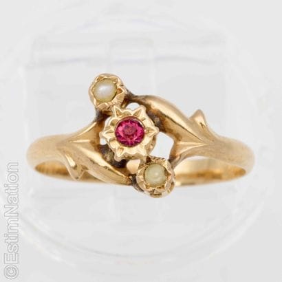 ROSA GOLD AND PEARL RING
A young woman’s...