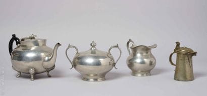 ENGLISH TABLEWARE
Set consisting of: 
- James...
