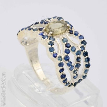 SAPPHIRE RING
A 925/°° silver ring featuring...