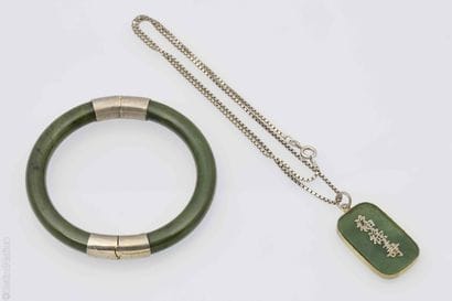 JADEITE SET
Set includes: 
- A silver chain...