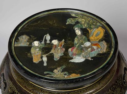 CHINA
Carved wood sellette, round top, decorated...