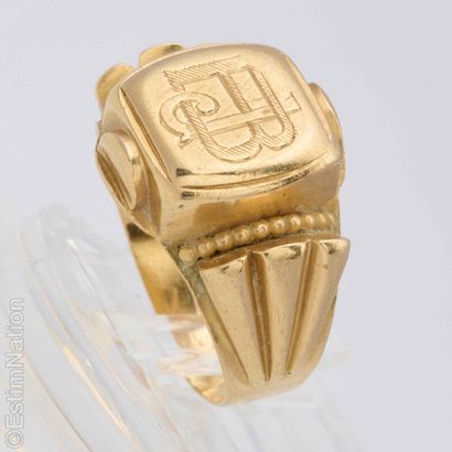 SET OF THREE GOLD RINGS
Set in 18K yellow...