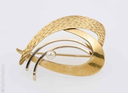YELLOW GOLD BROOCH
14K (585) yellow and white...