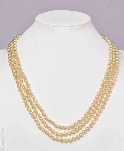 SET OF FAKE PEARL NECKLACES
Set of three...
