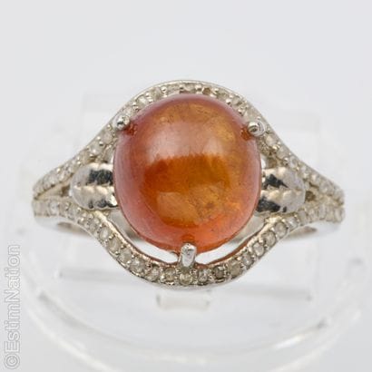GARNET AND DIAMOND RING
A 925/°° silver ring...