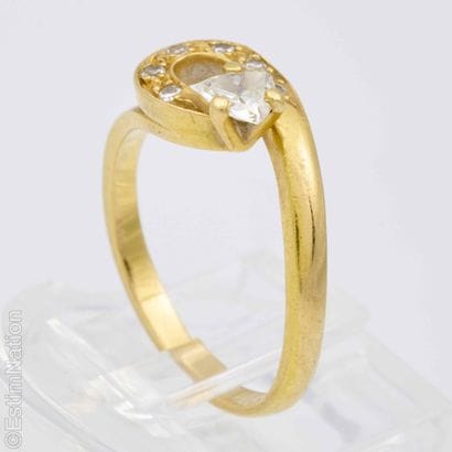 YELLOW GOLD RING WITH DIAMONDS
18K yellow...