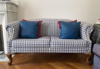 MOBILIER CLASSIQUE
Charmant petit canapé...
