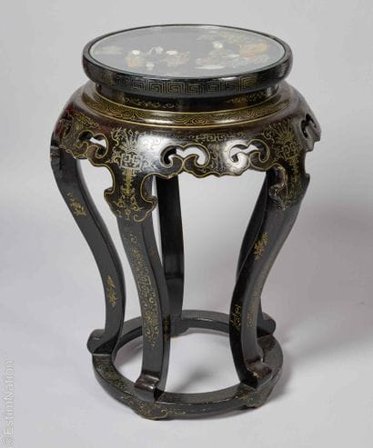 CHINA
Carved wood sellette, round top, decorated...