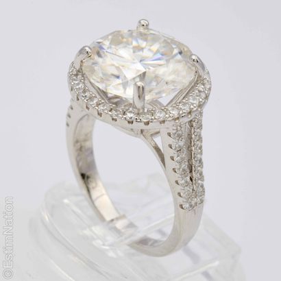 MOISSANITE RING
A 925/°° silver ring featuring...