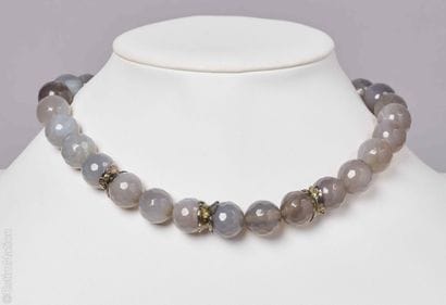 CHALCEDONY NECKLACE
A choker necklace composed...