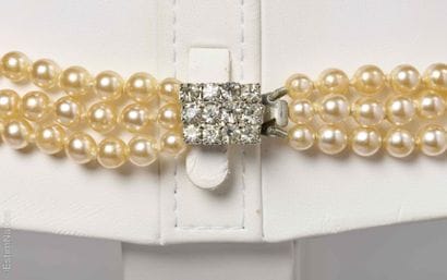 SET OF FAKE PEARL NECKLACES
Set of three...