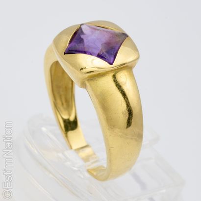 SET OF THREE GOLD RINGS
Set in 18K yellow...