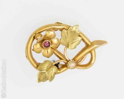 YELLOW GOLD EARRINGS
Set of two 18K yellow...