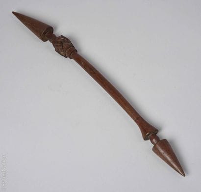 EXTRA-EUROPEAN ART - OCEANIA
Regalia-type...
