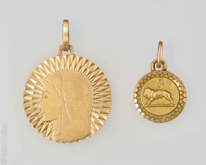 GOLD PENDANT SET
Set in 18K yellow and rose...