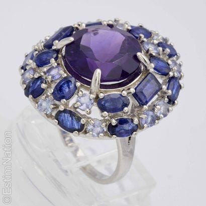 AMETHYST AND SAPPHIRE RING
A domed 925/°°...