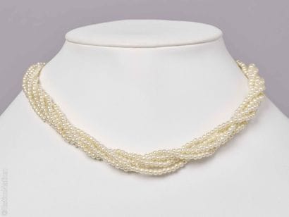 SET OF FAKE PEARL NECKLACES
Set of three...