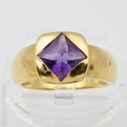 SET OF THREE GOLD RINGS
Set in 18K yellow...