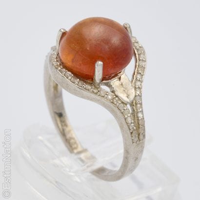 GARNET AND DIAMOND RING
A 925/°° silver ring...