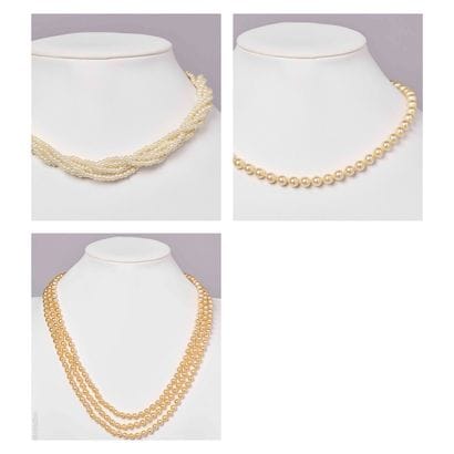SET OF FAKE PEARL NECKLACES
Set of three...