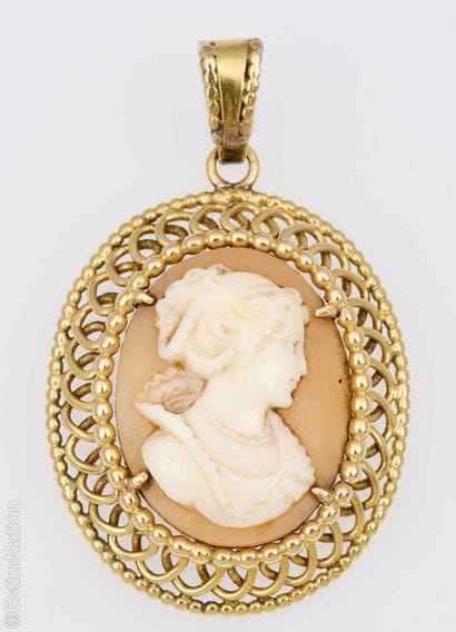 SHELL CAMEo PENDANT IN YELLOW GOLD
An 18K...