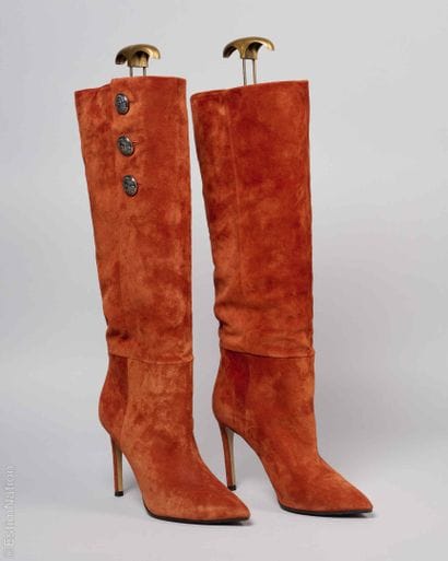 BALMAIN
PAIRE DE BOTTES en peau citrouille...