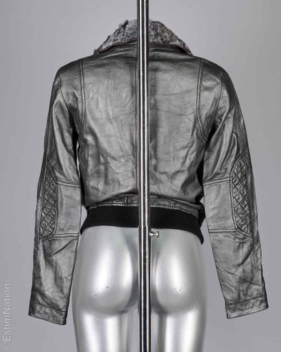 GALLIANO CIRCA 2009
BLOUSON en cuir métallisé...
