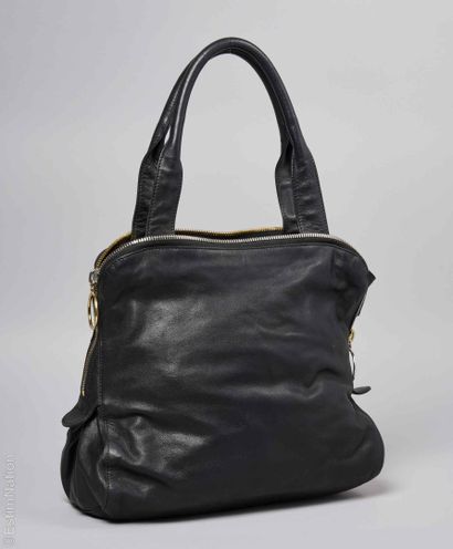 PAULE KA
SAC en cuir noir, zips bicolores,...