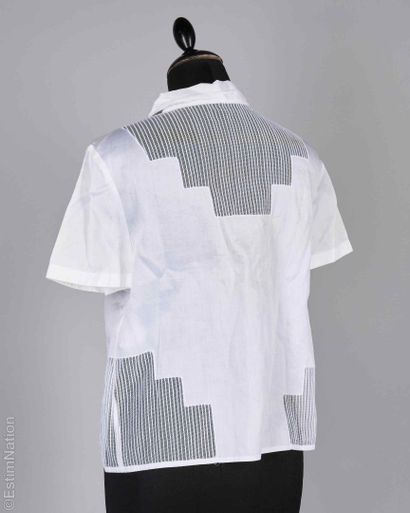 CHANEL (2000)
TOP en coton blanc ajouré d'une...