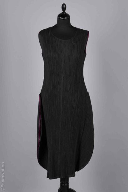 PLEATS PLEASE ISSEY MIYAKE (MANQUE GRIFFE)
ROBE...