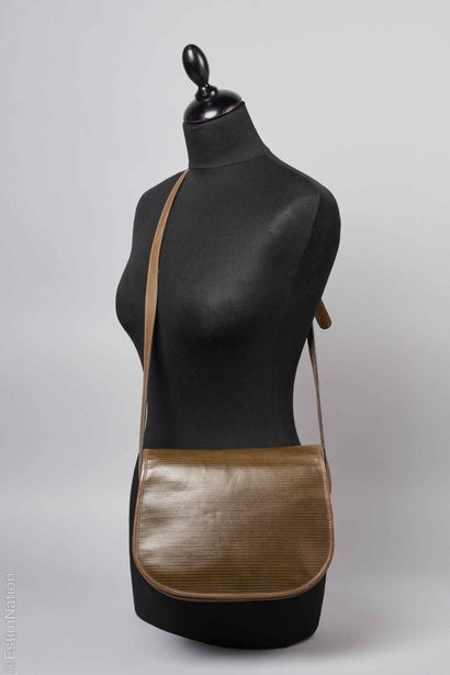 YVES SAINT LAURENT FIN 1970
BESACE en toile...