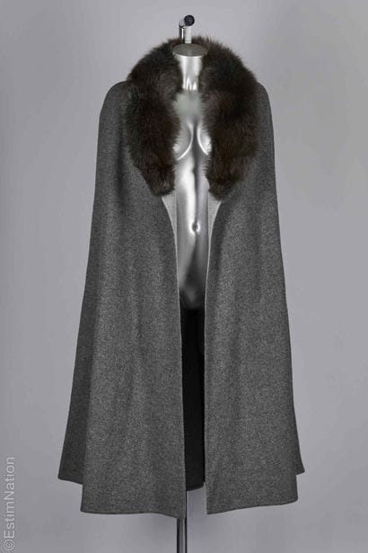 ANONYME
CAPE en lainage double face gris...