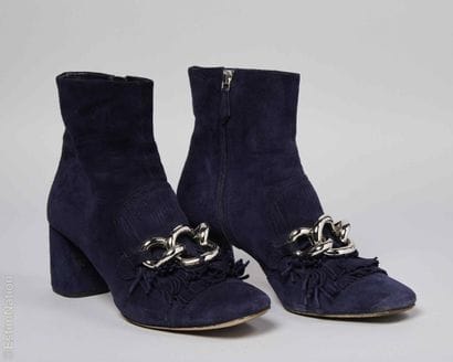 MIU MIU
PAIRE DE BOTTINES en peau marine...