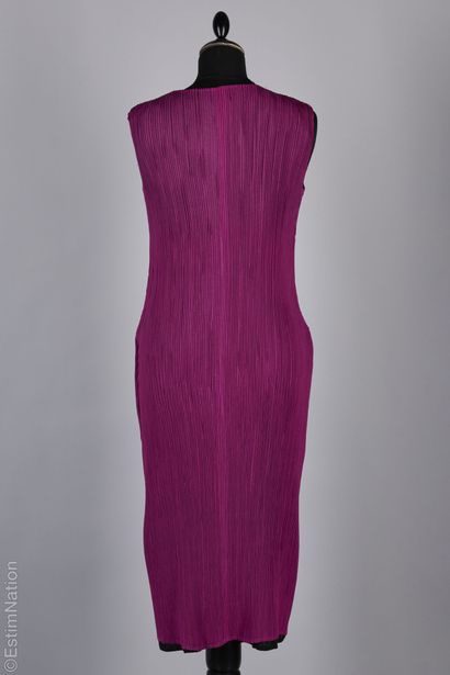 PLEATS PLEASE ISSEY MIYAKE (MANQUE GRIFFE)
ROBE...