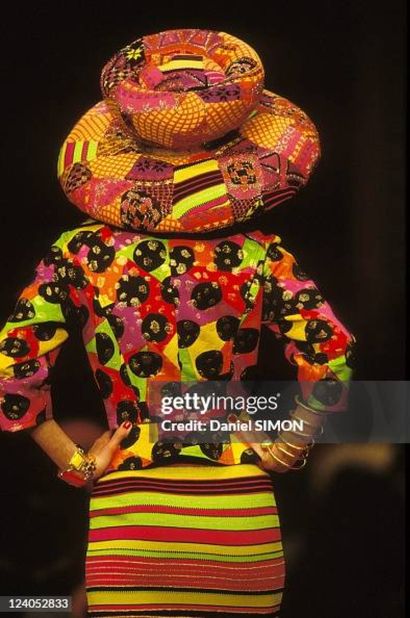 CHRISTIAN LACROIX (COLLECTION PRINTEMPS-ÉTÉ...