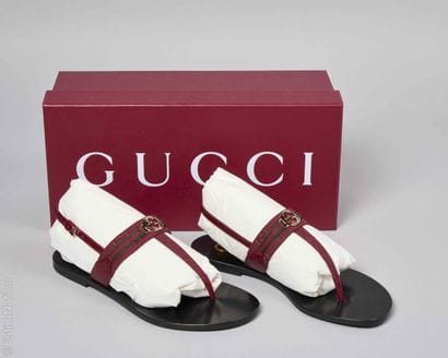 GUCCI
PAIRE DE TONGS en toile Suprême GG...