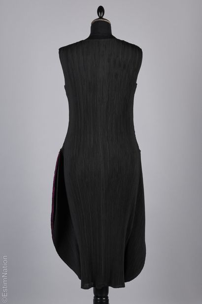 PLEATS PLEASE ISSEY MIYAKE (MANQUE GRIFFE)
ROBE...