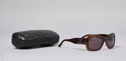CHANEL
PAIRE DE LUNETTES DE SOLEIL en résine...