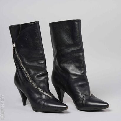 GIVENCHY
PAIRE DE BOTTES en cuir noir, plis...