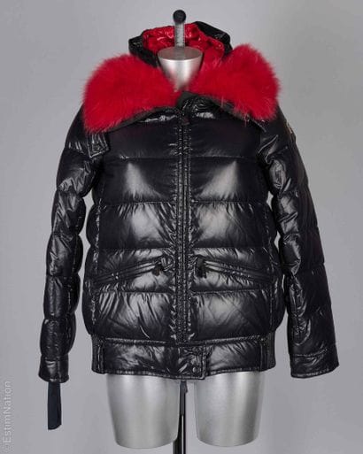MONCLER
DOUDOUNE à capuche amovible en polyamide...